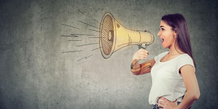 Девушка с громкоговорителем