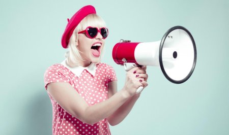 Девушка с рупором