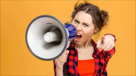 Девушка с рупором