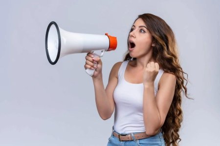 Женщина с рупором