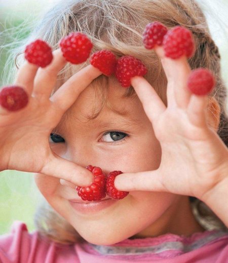 Девочка с ягодами