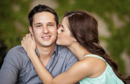 Девушка целует парня в щеку