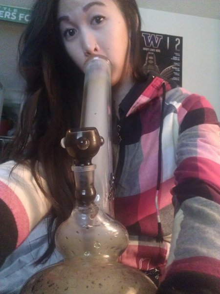 Девушка с бонгом