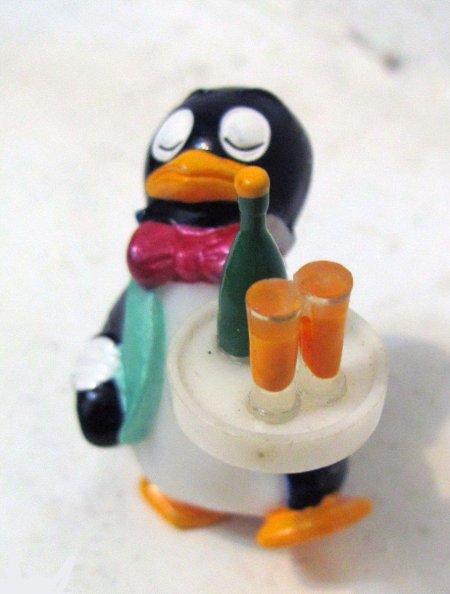 Пингвин официант Киндер сюрприз