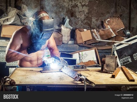 Мужчина сварщик