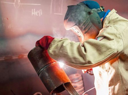 Электросварщик ручной сварки