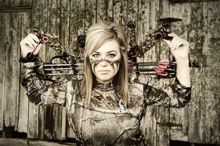 Девушка с арбалетом