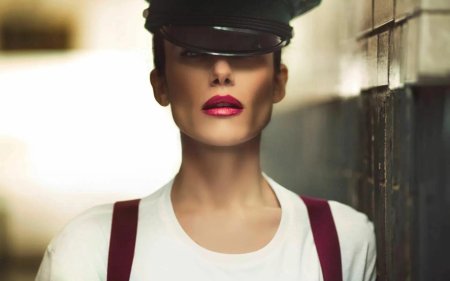 Фотосессия в фуражке девушки