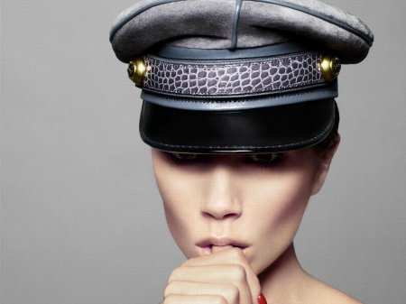 Девушка в картузе