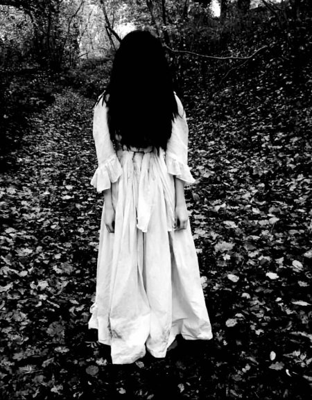 Девочка в белом платье с черными волосами