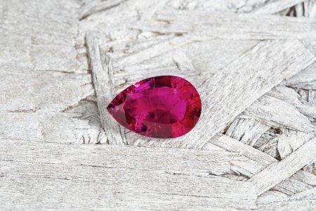 Красный изумруд Биксбит