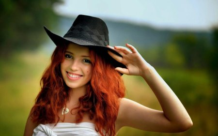 Веселая девушка