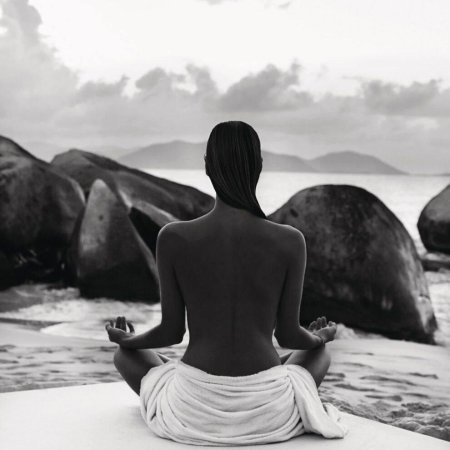 Девушка медитирует