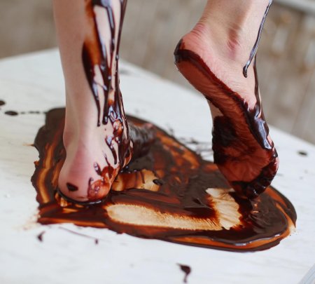 Женские стопы в краске