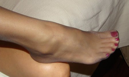 Женские ступни в колготках