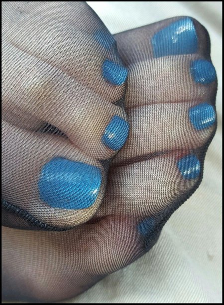 Педикюр в колготках