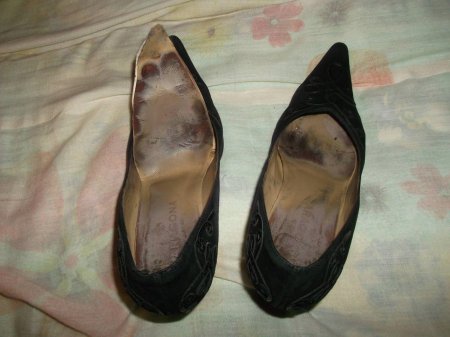 Поношенные женские туфли