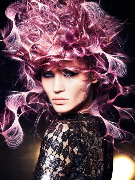 Экстравагантный стиль прически