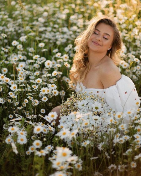 Фотосессия в ромашковом поле