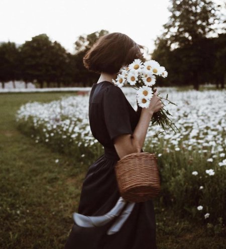 Девушка с ромашками без лица