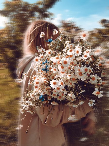 Девушка с цветами без лица