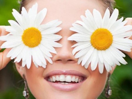 Женщина с ромашками