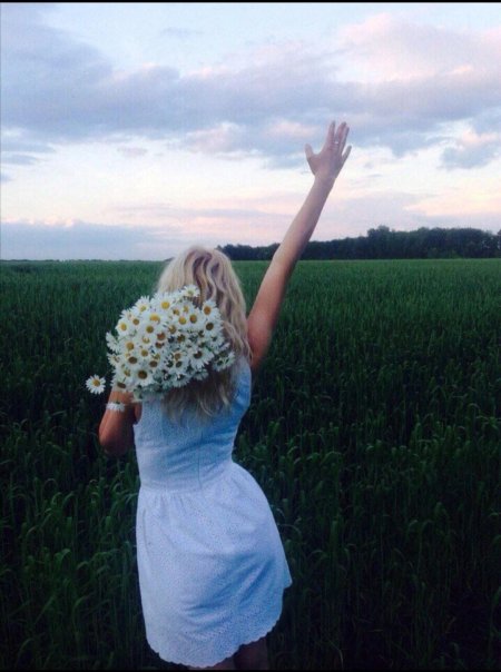 Блондинка с ромашками