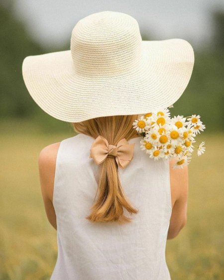 Девушка в шляпе