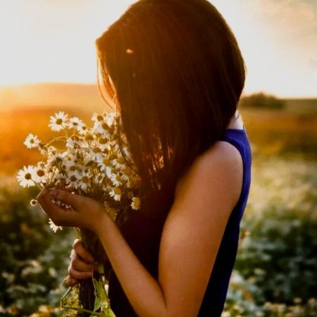 Девушка с ромашками без лица