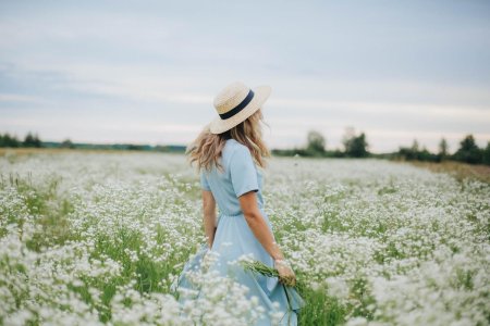 Девушка в ромашковом поле