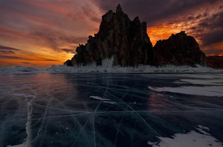 Скала Шаманка на Байкале зимой