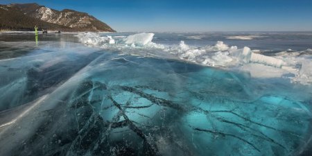 Озеро Байкал лед