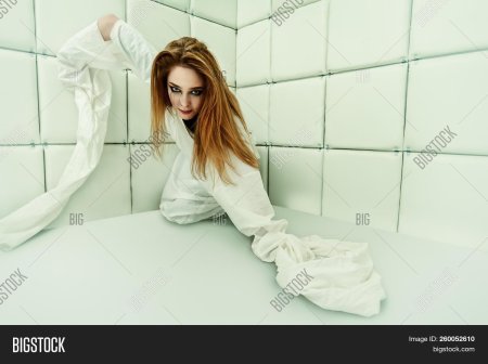 Девушка в усмерительной рубашке