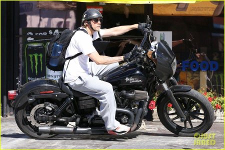 Чарли Ханнэм на мотоцикле