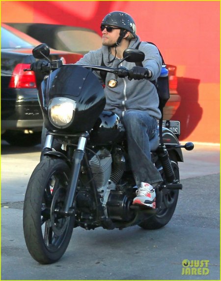 Чарли Ханнэм на мотоцикле