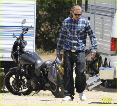 Сыны анархии Чарли Ханнэм на мотоцикле