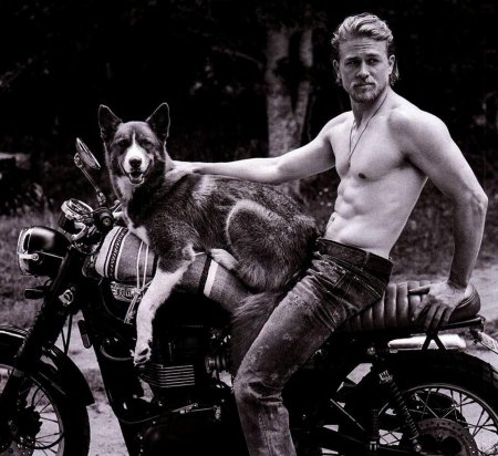 Мотоциклист с голым торсом