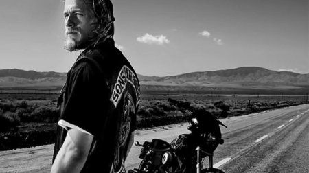 Чарли Ханнэм байкер