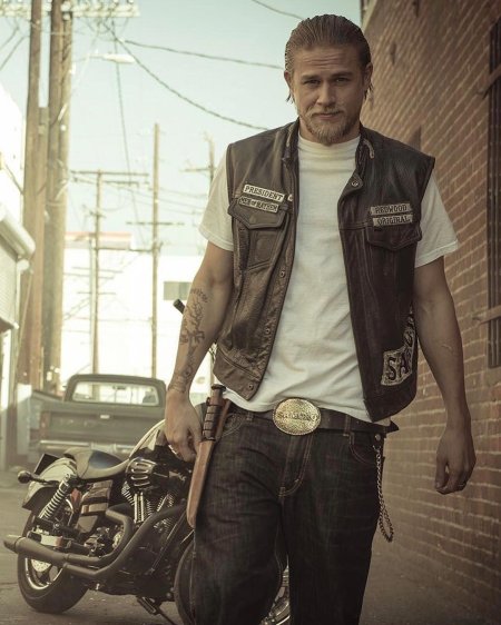 Чарли Ханнэм байкер