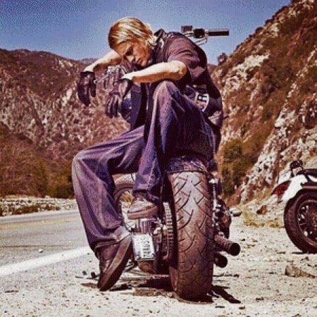 Чарли Ханнэм на мотоцикле