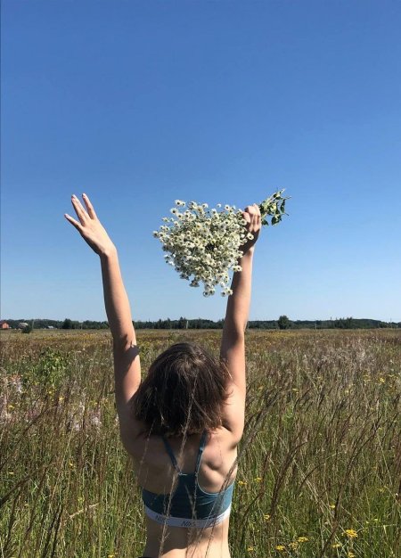 Брюнетка с ромашками