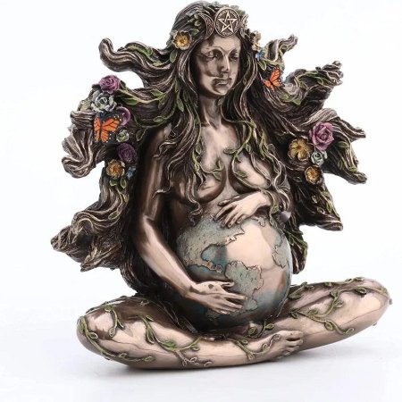 Статуя матери земли