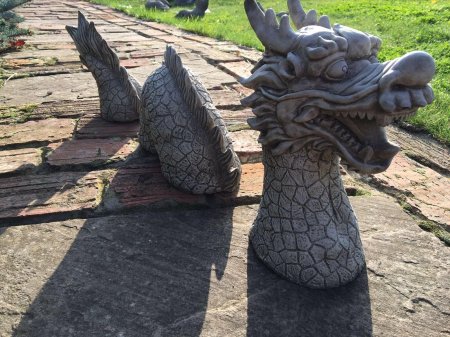Статуя дракона в саду