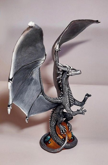 Дракон сидит