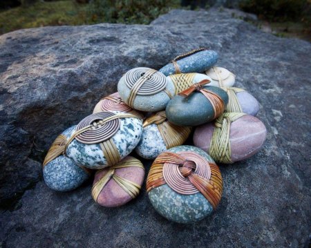 Декор из речных камней