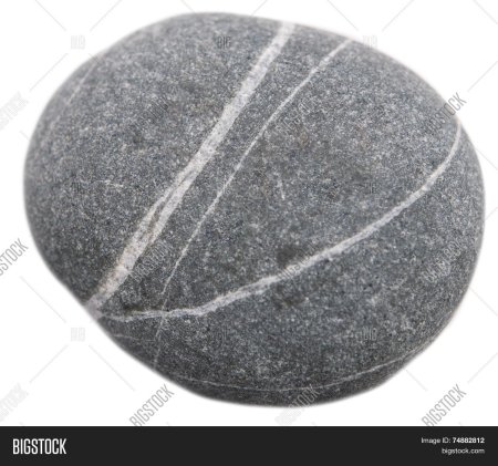 Круглый камень на белом фоне