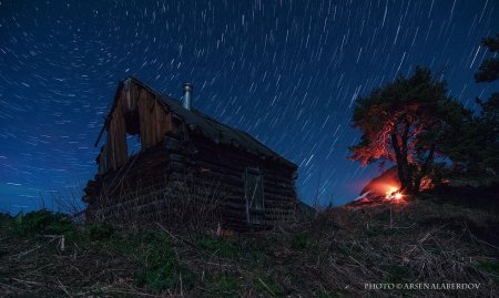 Домик в лесу ночью