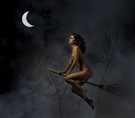 Голая ведьма на метле