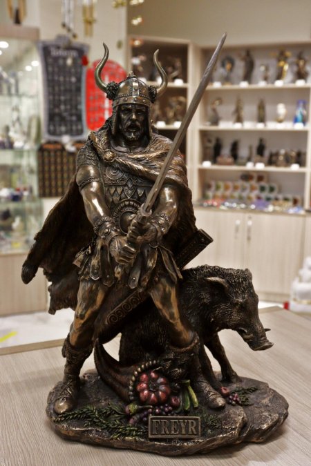 Фрейр статуя