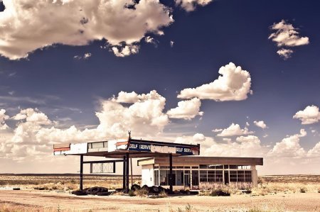 Придорожное кафе в пустыне США